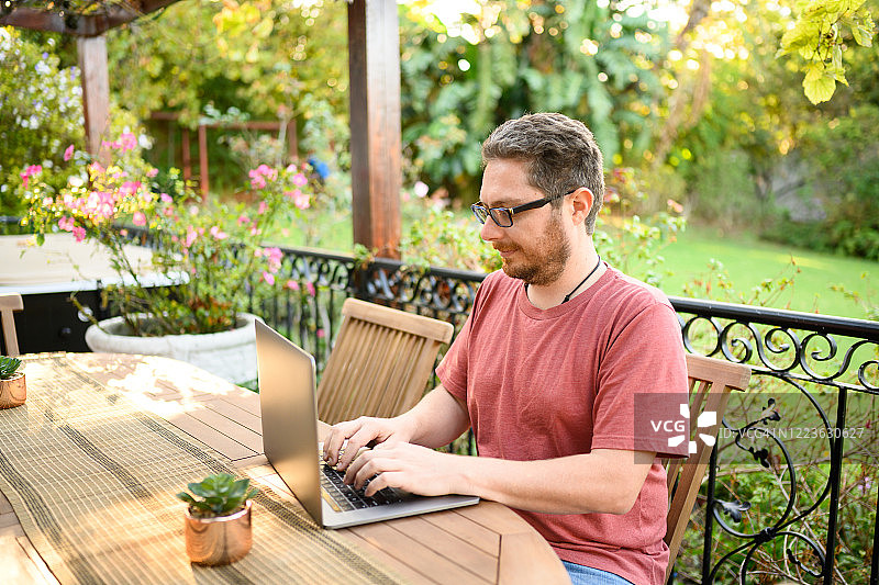 在南非的家中用笔记本电脑工作的男人图片素材
