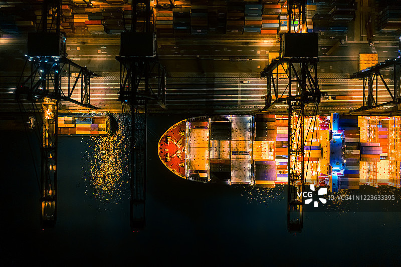 夜间海港货轮集装箱运输航拍俯视图图片素材
