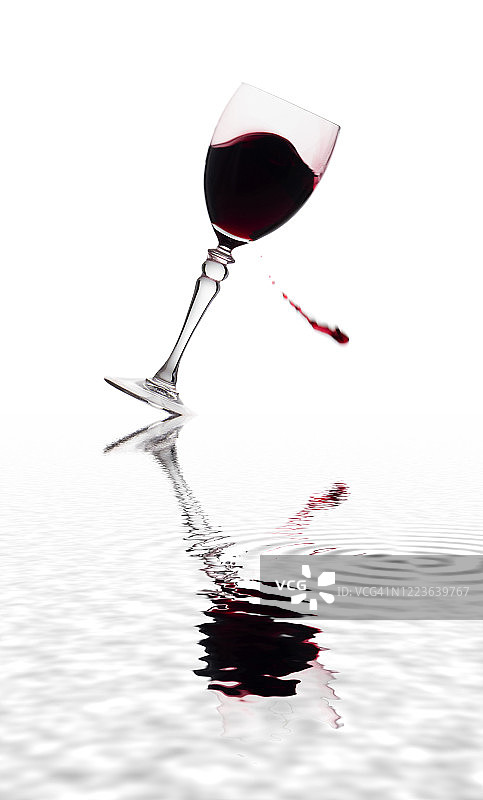 摔落在地，倒映在水面上的葡萄酒杯图片素材