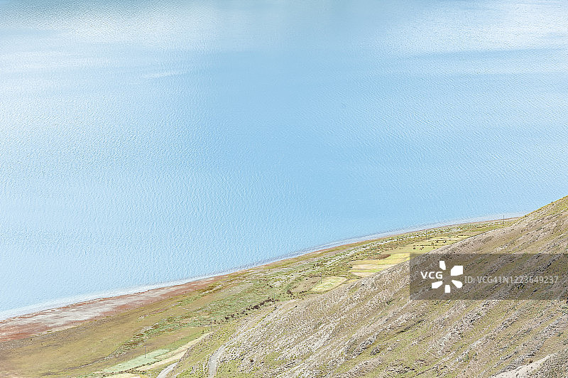 中国西藏自治区的雪山和羊卓雍错图片素材