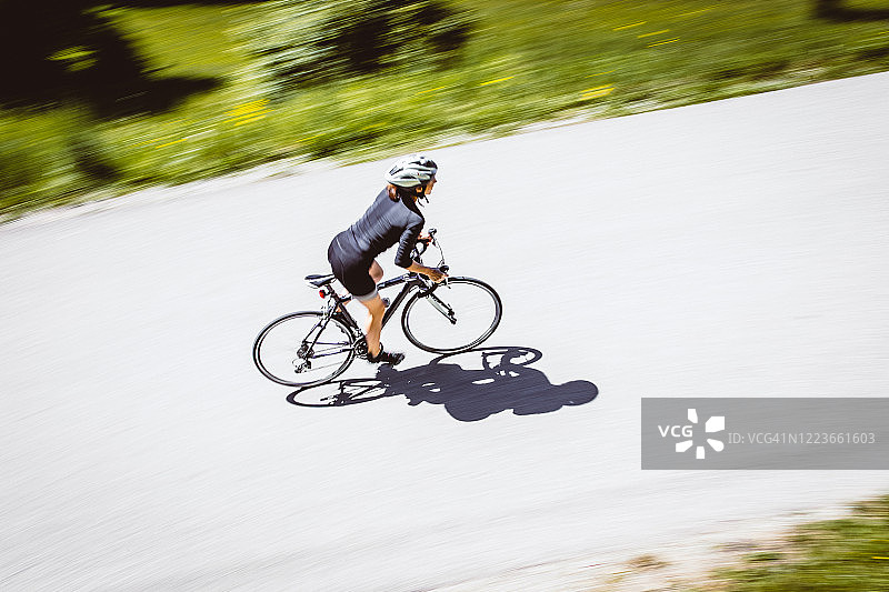 女人在大自然中骑行，动态模糊图片素材