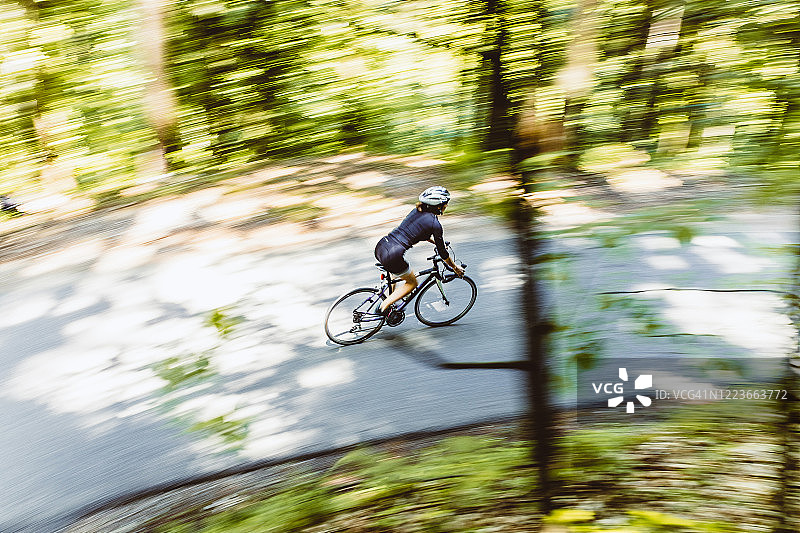 女人在大自然中骑行，动态模糊图片素材