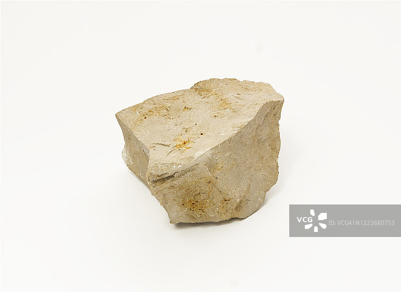 白色背景上未抛光的细晶岩特写，留白图片素材