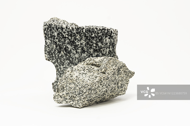 白色背景上的花岗岩石特写，留白图片素材