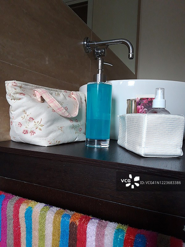 水槽旁的浴室配件图片素材