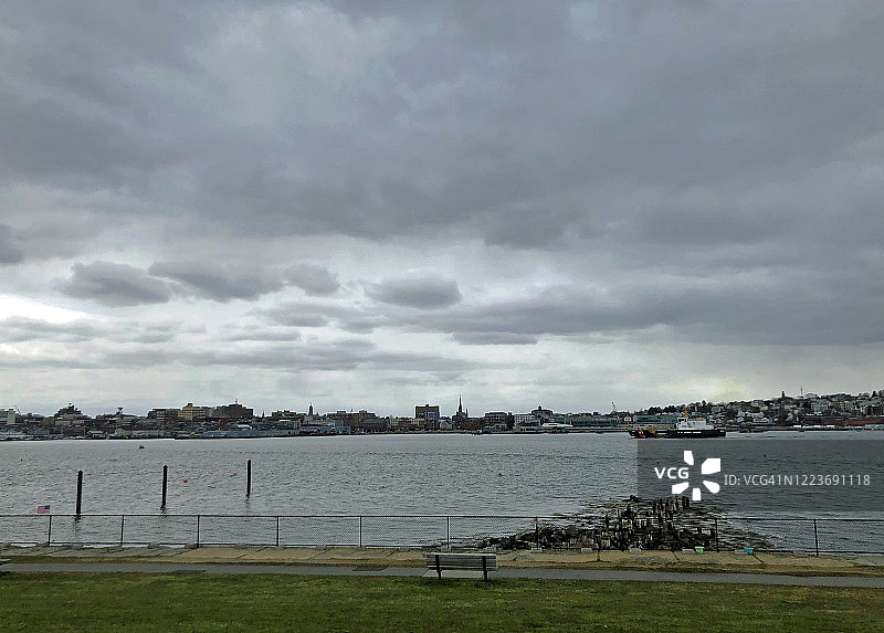 美国海岸警卫队海军舰艇驶入美国缅因州波特兰港图片素材