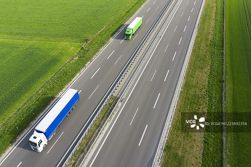 乡村公路上的卡车航拍图片素材
