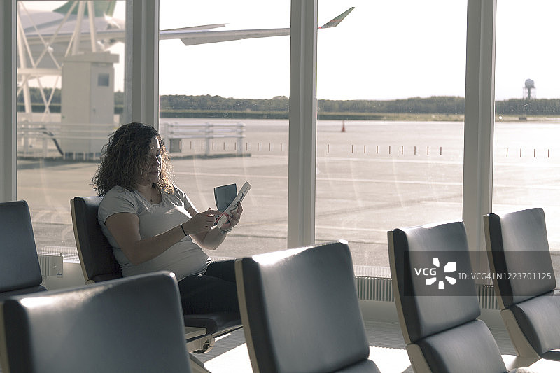 独自在机场候车室等待的年轻女游客图片素材