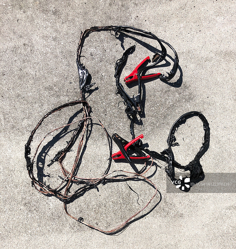 烧毁的跨接电缆图片素材