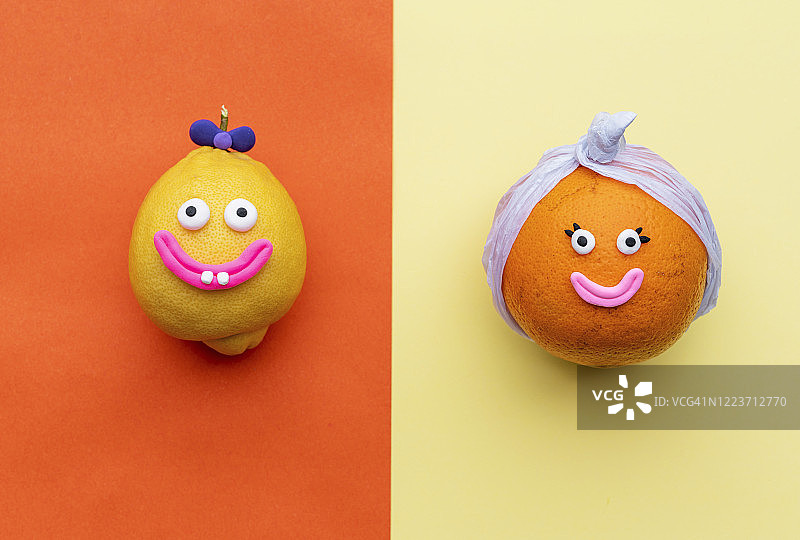 快乐的橙子和戴着纸头巾的脸，有趣的柠檬和蝴蝶结微笑图片素材