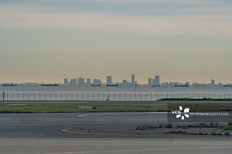 日本东京湾与东京羽田国际机场图片素材