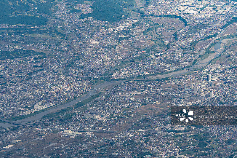 从飞机上俯瞰日本神奈川县的厚木市和海老名市图片素材