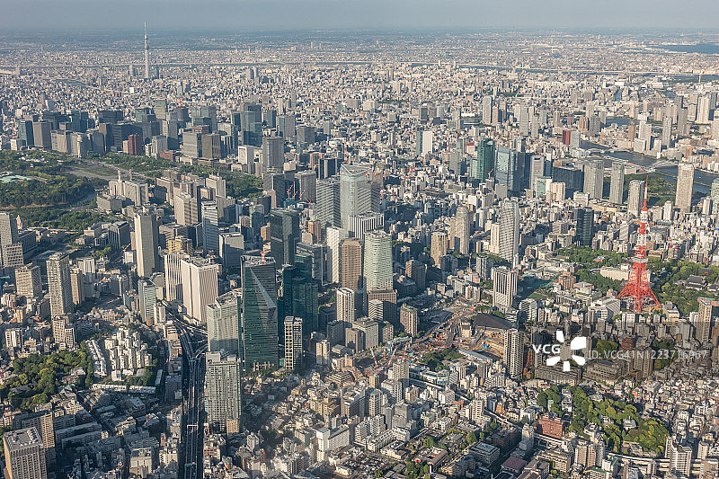 从飞机上俯瞰东京晴空塔和东京塔图片素材