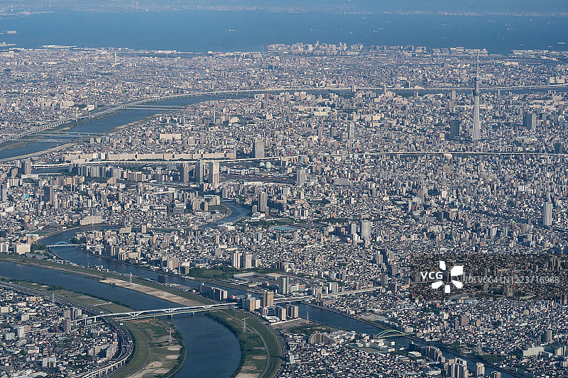 从飞机上俯瞰日本东京湾和东京晴空塔图片素材