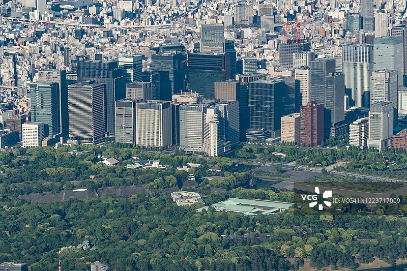 从飞机上俯瞰日本东京的摩天大楼图片素材