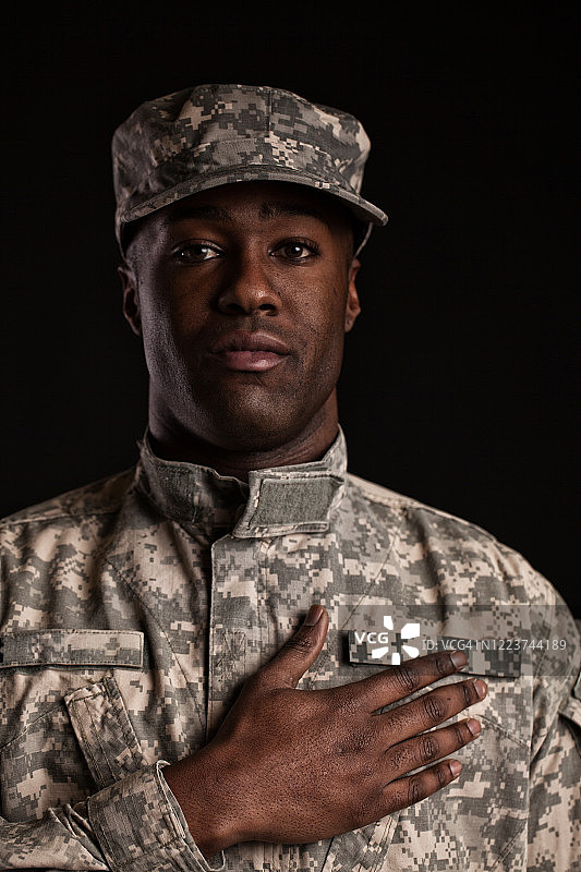 身穿制服，手放在胸前的黑人士兵图片素材