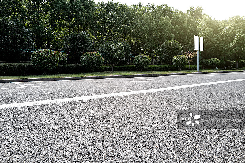 空旷的沥青公路图片素材