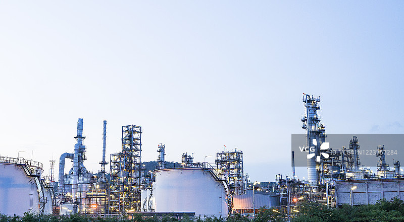 蓝天下的石化厂（炼油厂）工业图片素材