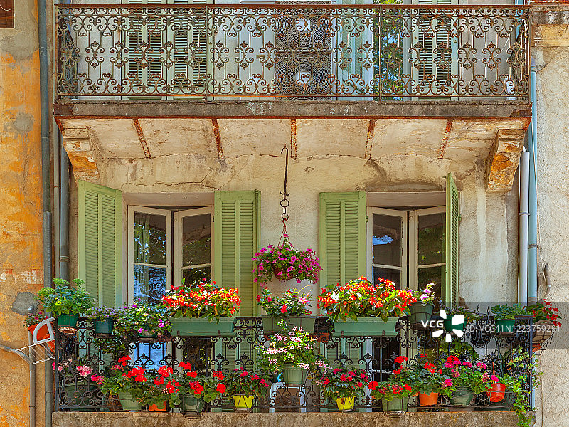 法国普罗旺斯的鲜花阳台图片素材