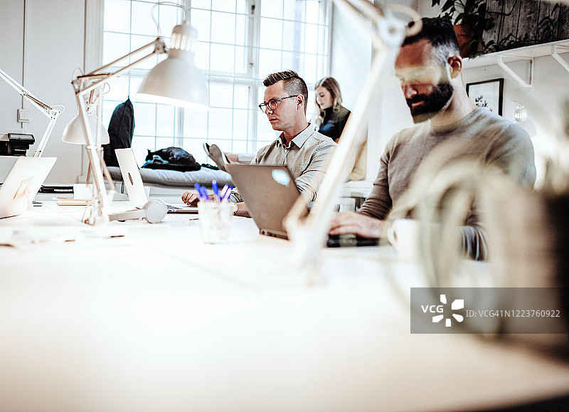 新冠疫情后在办公室工作图片素材