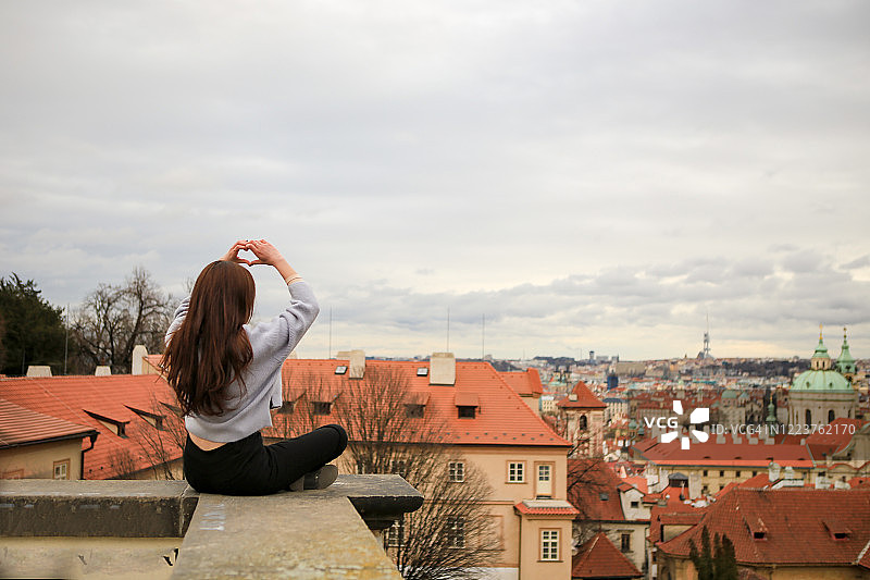 在布拉格老城享受秋季的亚洲游客图片素材