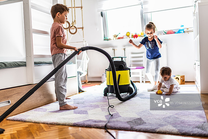 孩子们打扫房间图片素材