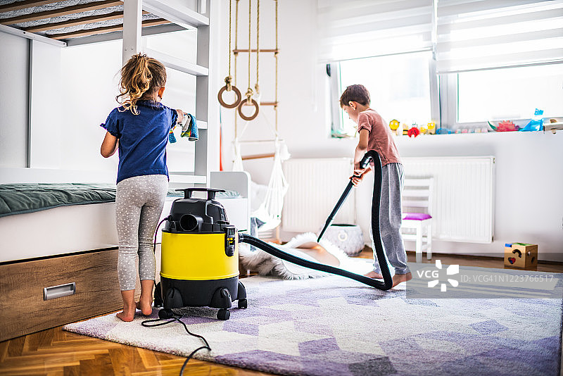 孩子们打扫房间图片素材