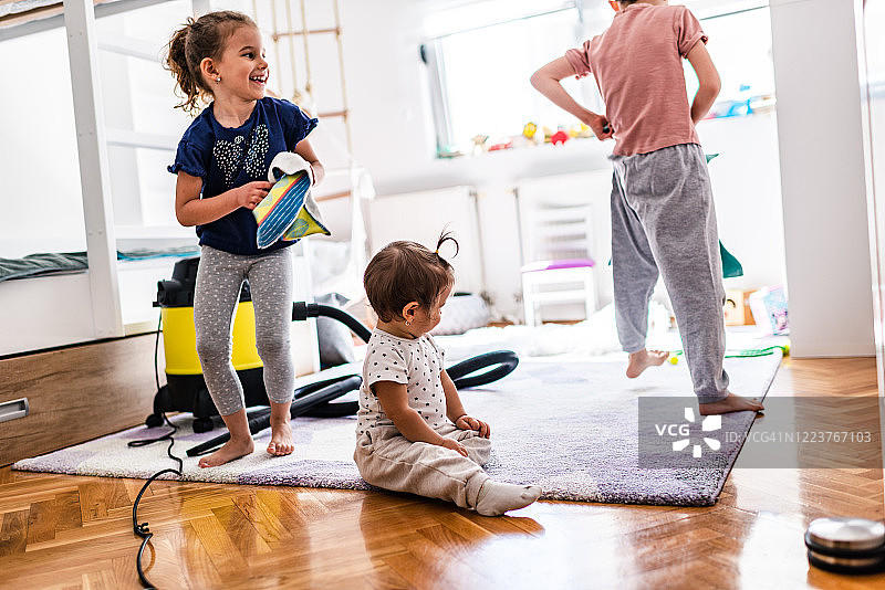 孩子们打扫房间图片素材