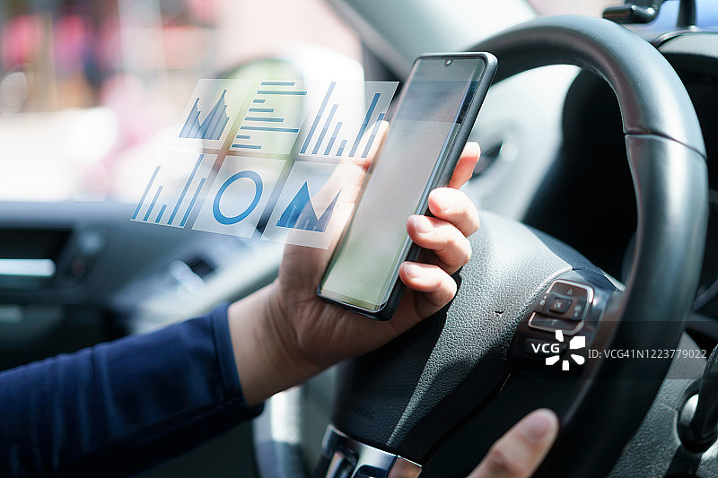 使用虚拟视觉屏幕的商人图片素材