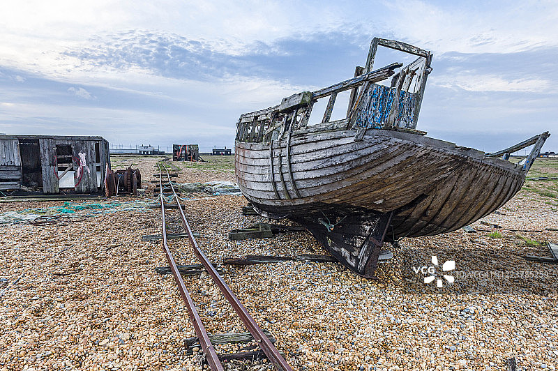 英国肯特郡邓杰内斯，2013年12月18日，邓杰内斯海滩上损毁的旧渔船图片素材