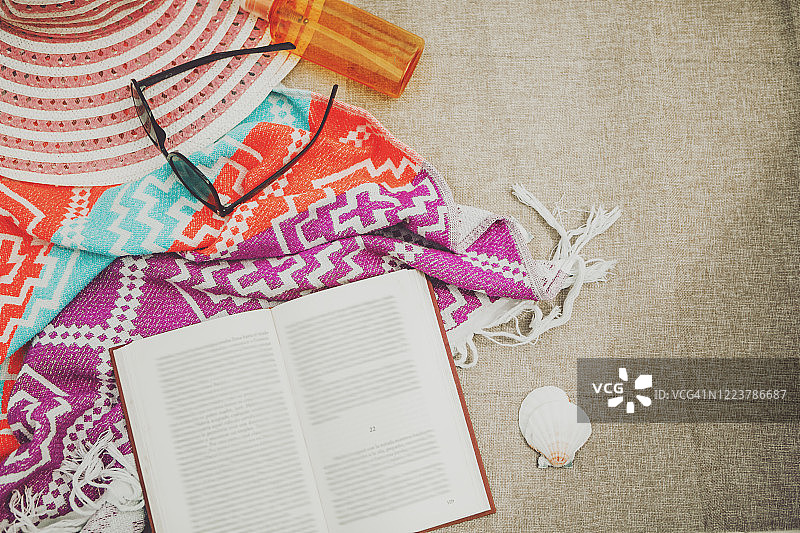 扁平风格的夏季阅读概念图片素材