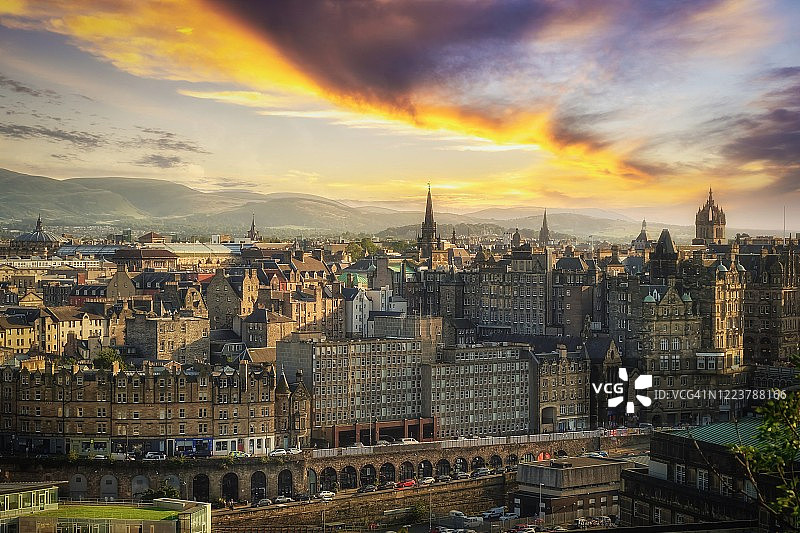 日落时分，彩色天空下的爱丁堡城市，展现了各式房屋建筑图片素材