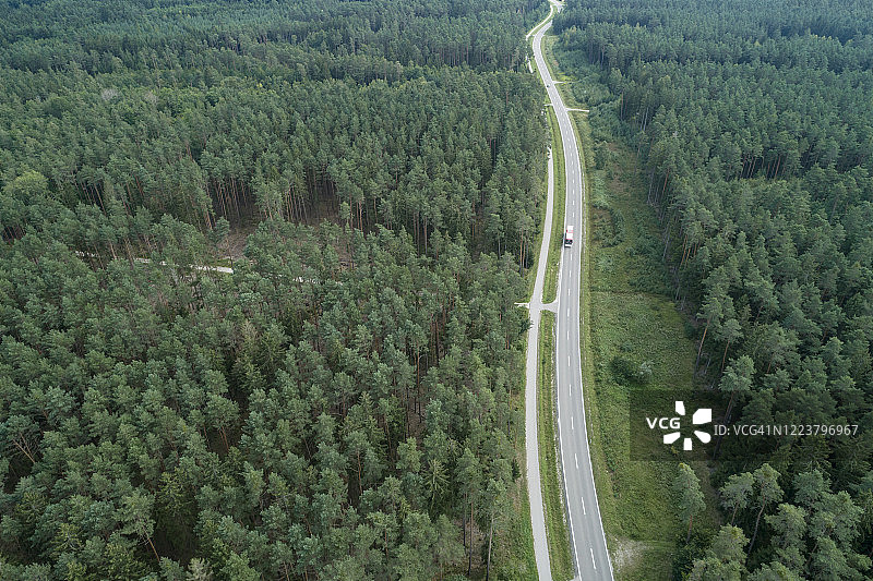 德国巴伐利亚：森林公路上的巴士与汽车航拍图片素材