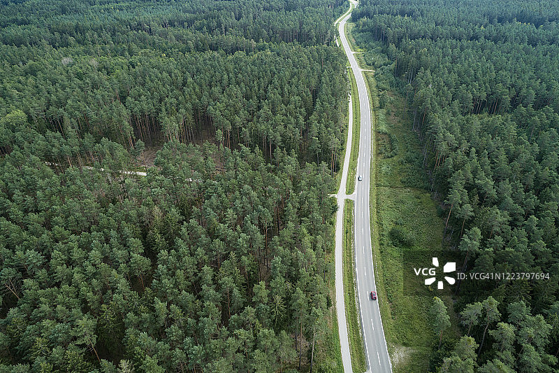 德国巴伐利亚弗兰肯尼亚森林公路车辆航拍图片素材