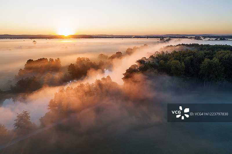 阿尔特米尔河日出雾景鸟瞰图图片素材