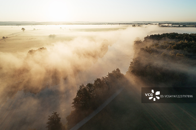 阿尔特米尔河日出雾景鸟瞰图图片素材