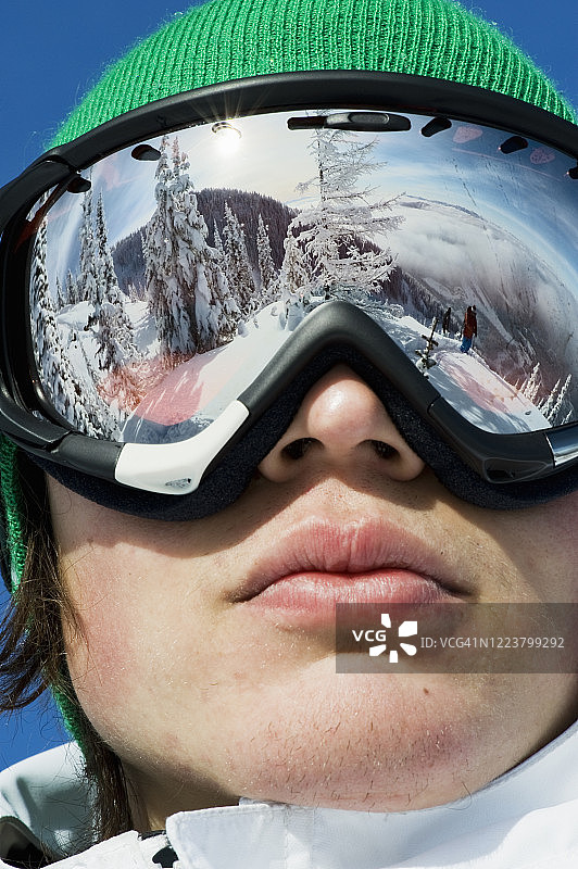 加拿大不列颠哥伦比亚省罗斯兰红色山区滑雪胜地山脉在滑雪镜中的倒影图片素材