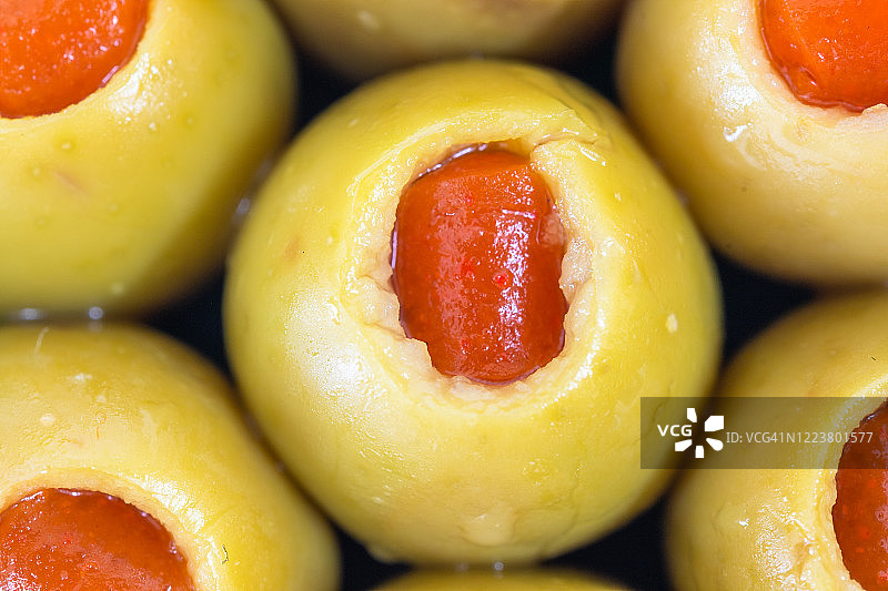 酿馅绿橄榄果实特写，影棚拍摄图片素材