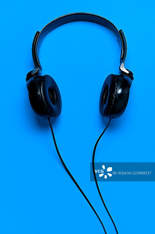 蓝色背景上的手机和耳机图片素材