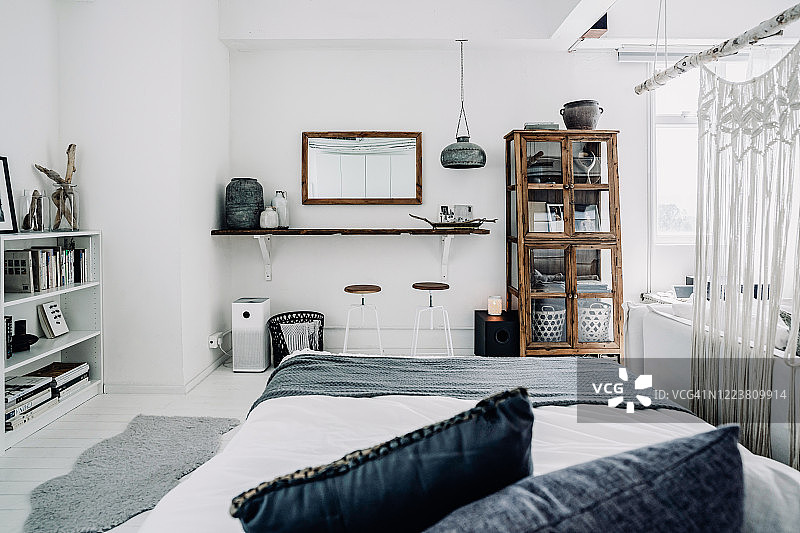 现代、时尚和舒适设计的Loft卧室内景图片素材
