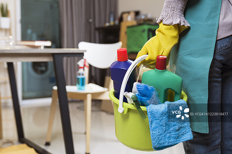 家政清洁人员到达客户家中图片素材