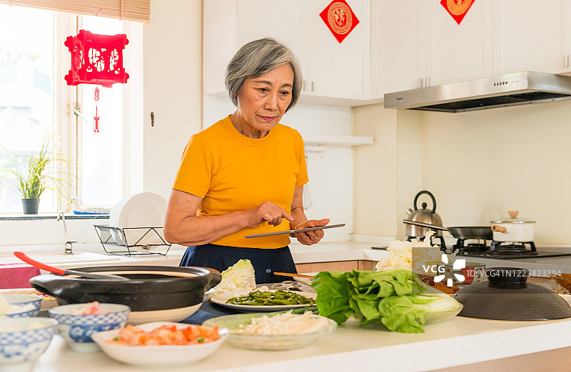 准备家庭火锅图片素材