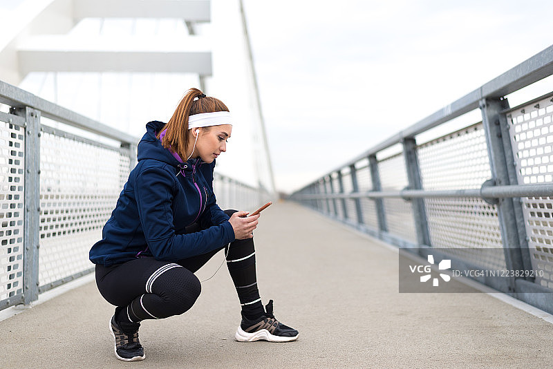 在桥上锻炼的女人图片素材