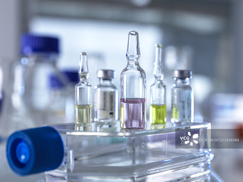 实验室中各种药物药瓶的特写图片素材