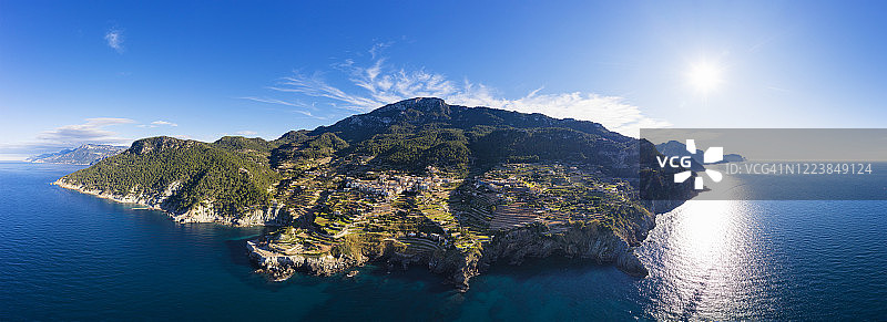 西班牙巴利阿里群岛巴尼阿尔布法尔夏季沿海城镇无人机全景图片素材