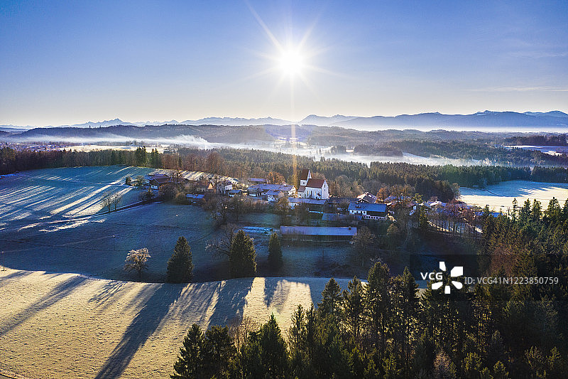 德国巴伐利亚Thankirchen：雾蒙蒙日出时乡村的无人机景观图片素材