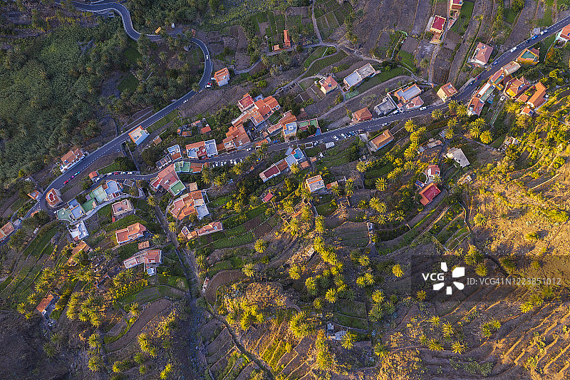 西班牙圣克鲁斯-德特内里费戈梅拉岛村庄房屋的航拍夜景图片素材
