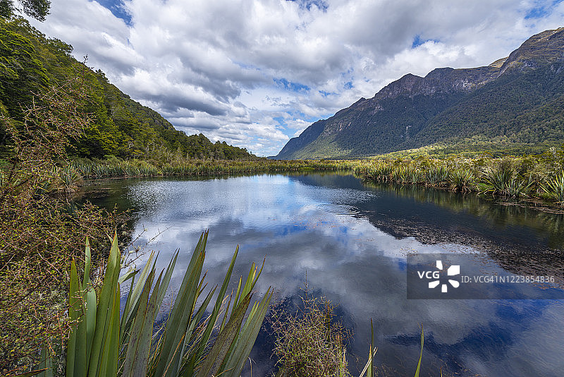 新西兰南地蒂阿瑙，镜湖中反射的云彩景色图片素材