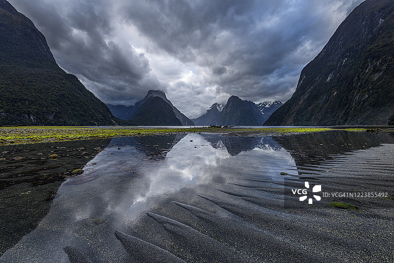 新西兰南地米尔福德峡湾海岸风光与暴风云图片素材