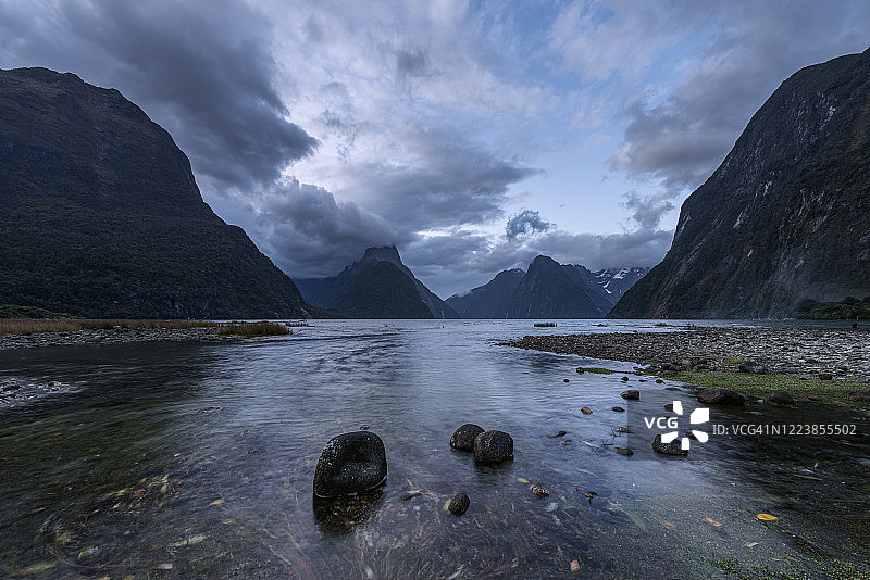 新西兰南地米尔福德峡湾海岸风光与暴风云图片素材